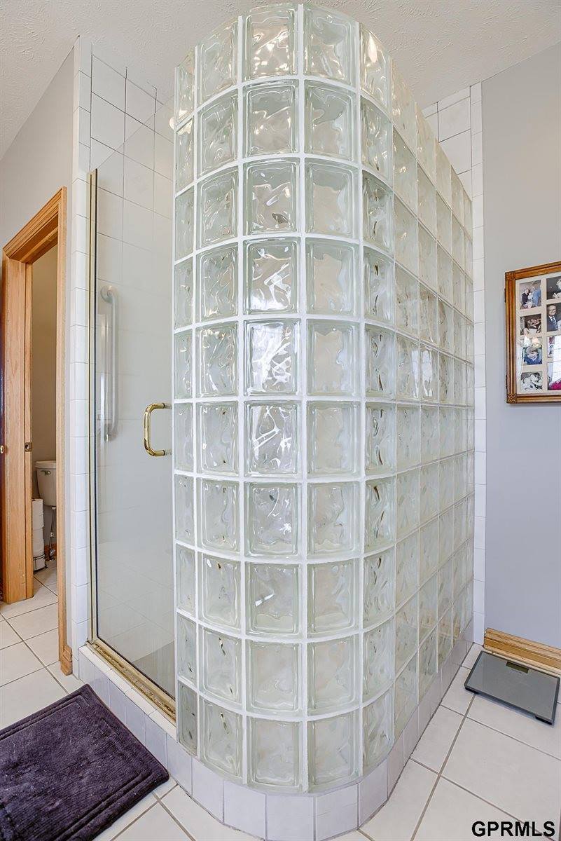 17109 Oakmont Drive, Omaha, NE 68136