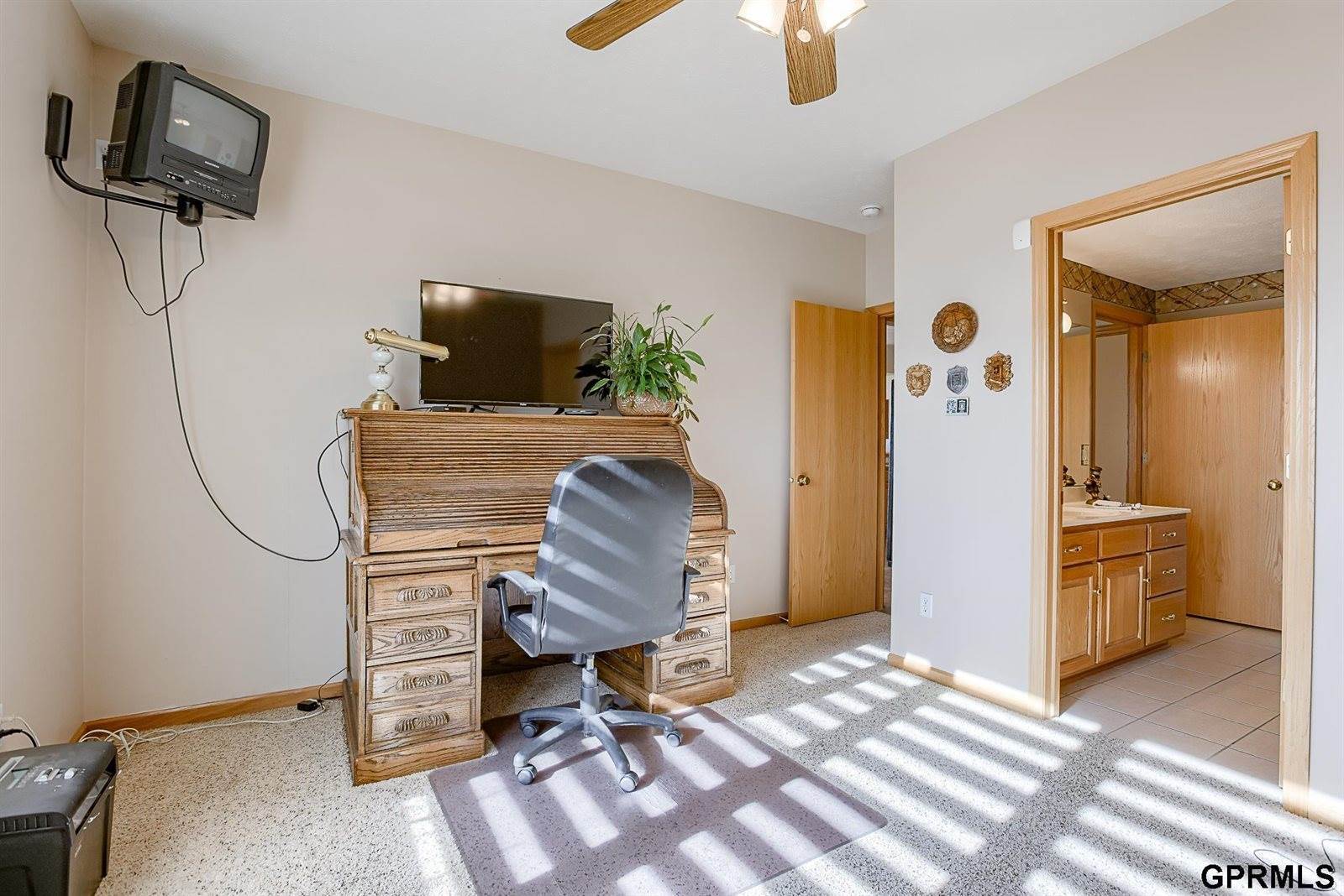 17109 Oakmont Drive, Omaha, NE 68136