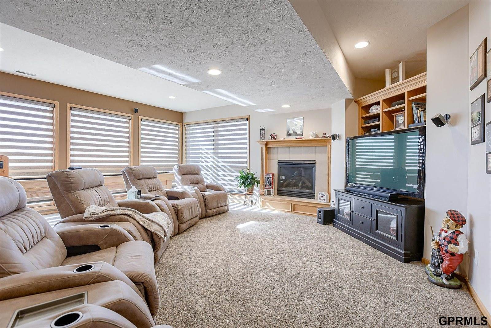 17109 Oakmont Drive, Omaha, NE 68136