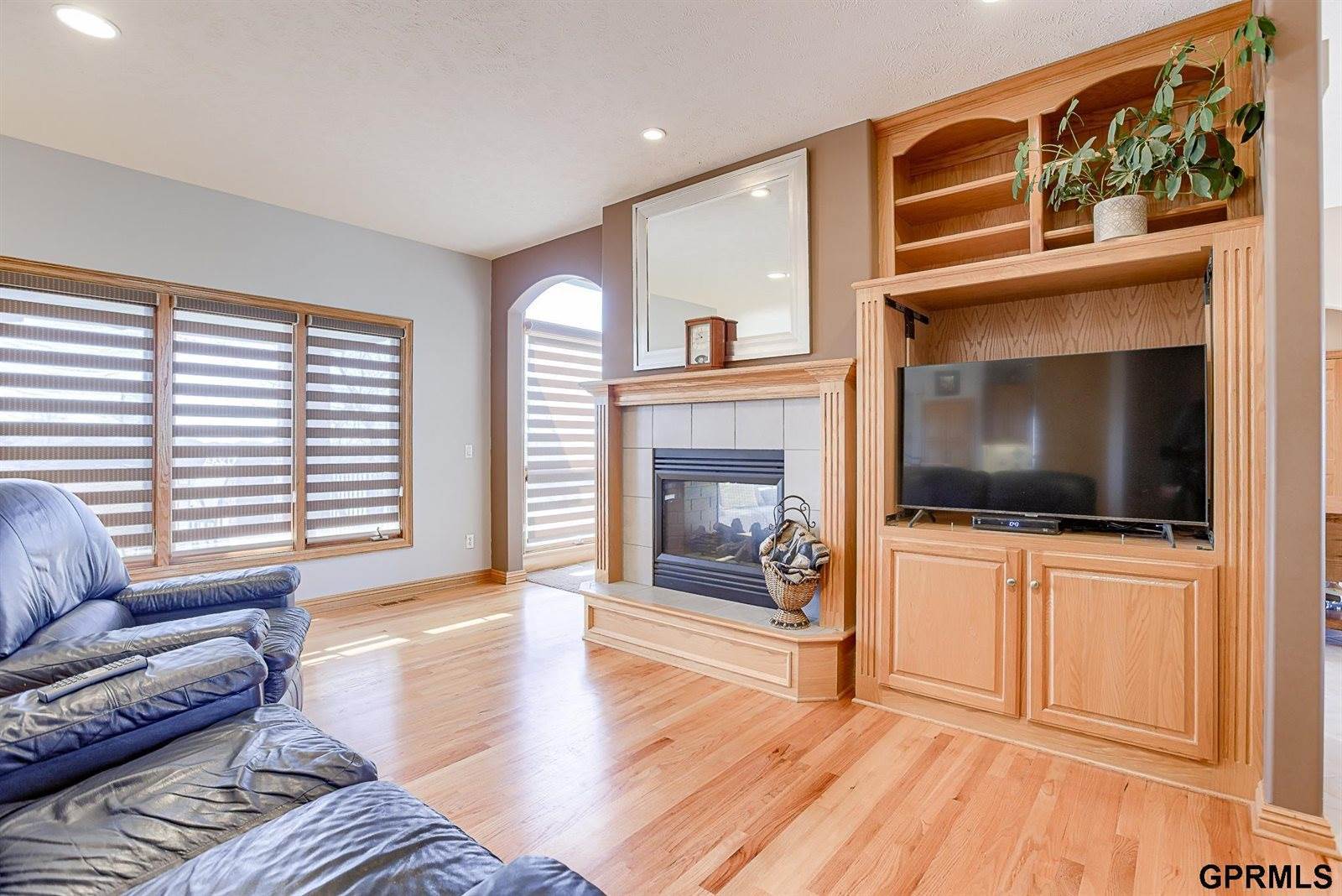 17109 Oakmont Drive, Omaha, NE 68136