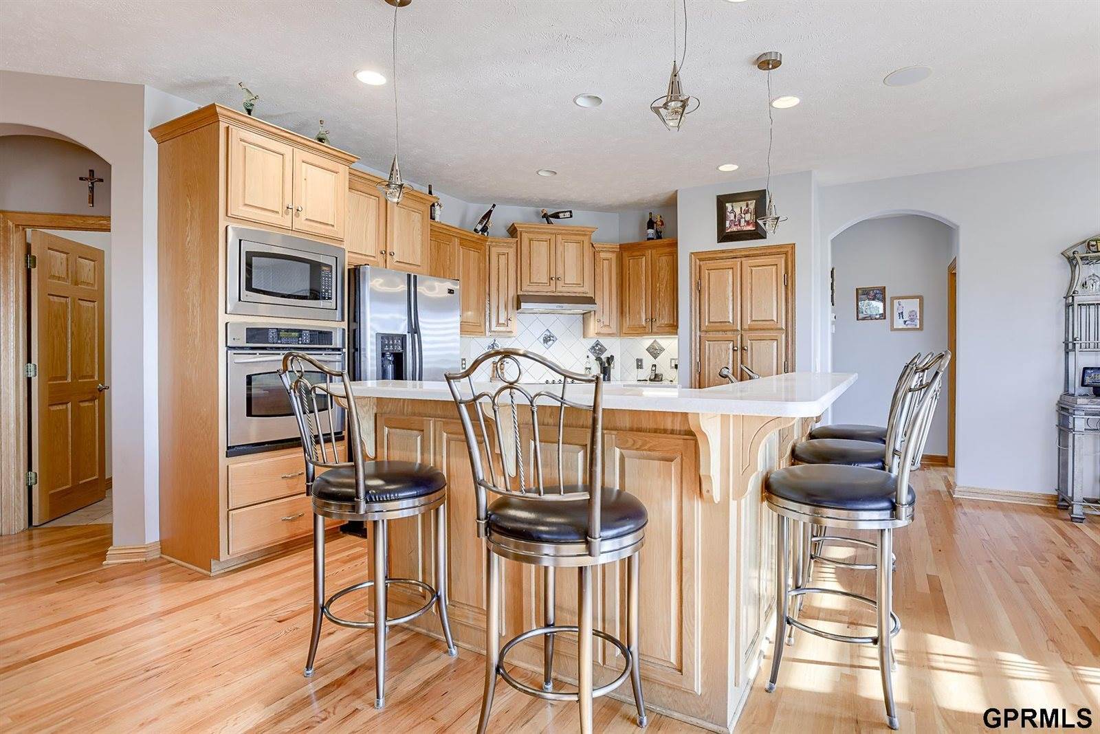 17109 Oakmont Drive, Omaha, NE 68136