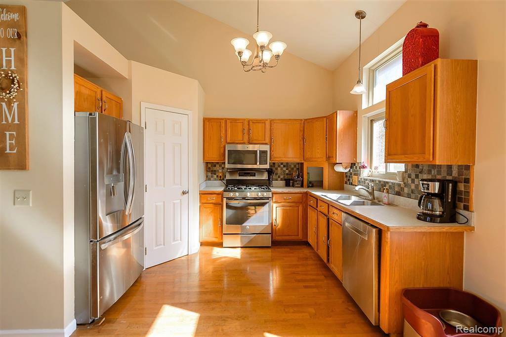 716 Bell Cove Court, Belleville, MI 48111