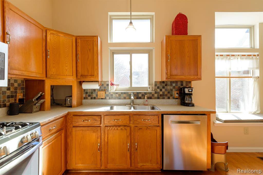 716 Bell Cove Court, Belleville, MI 48111