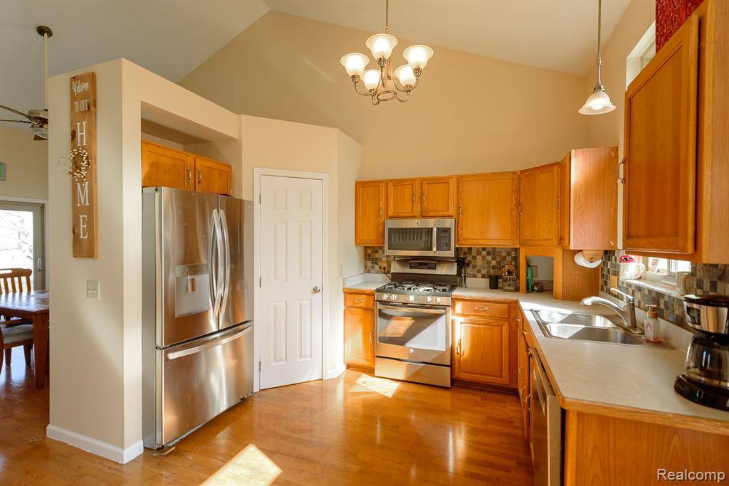 716 Bell Cove Court, Belleville, MI 48111