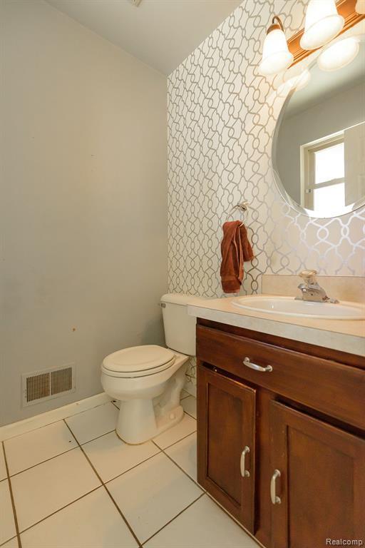 716 Bell Cove Court, Belleville, MI 48111