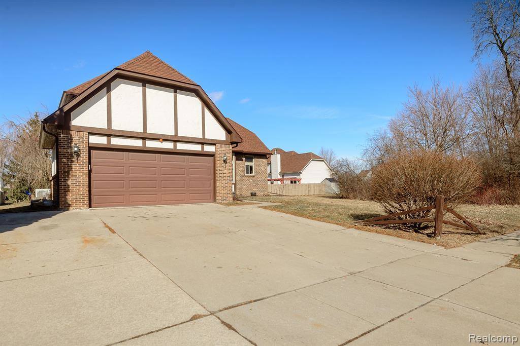 716 Bell Cove Court, Belleville, MI 48111
