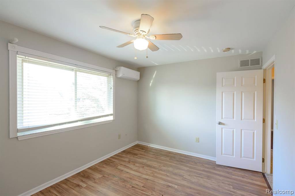 716 Bell Cove Court, Belleville, MI 48111