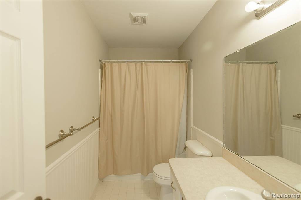 716 Bell Cove Court, Belleville, MI 48111