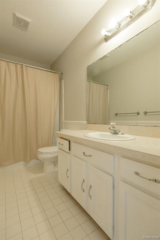 716 Bell Cove Court, Belleville, MI 48111