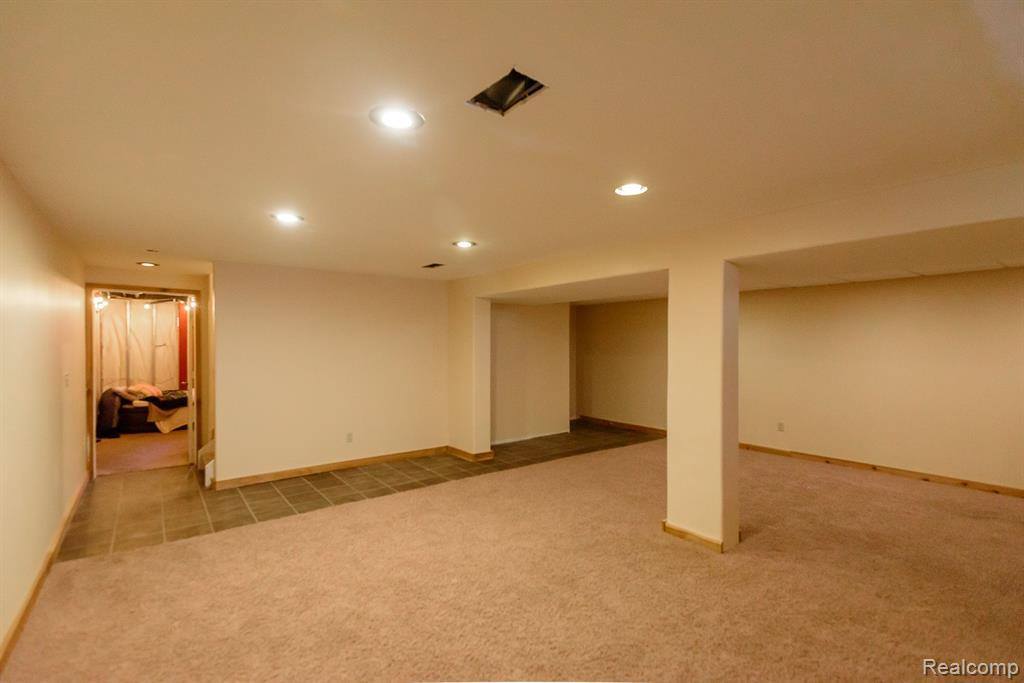 716 Bell Cove Court, Belleville, MI 48111