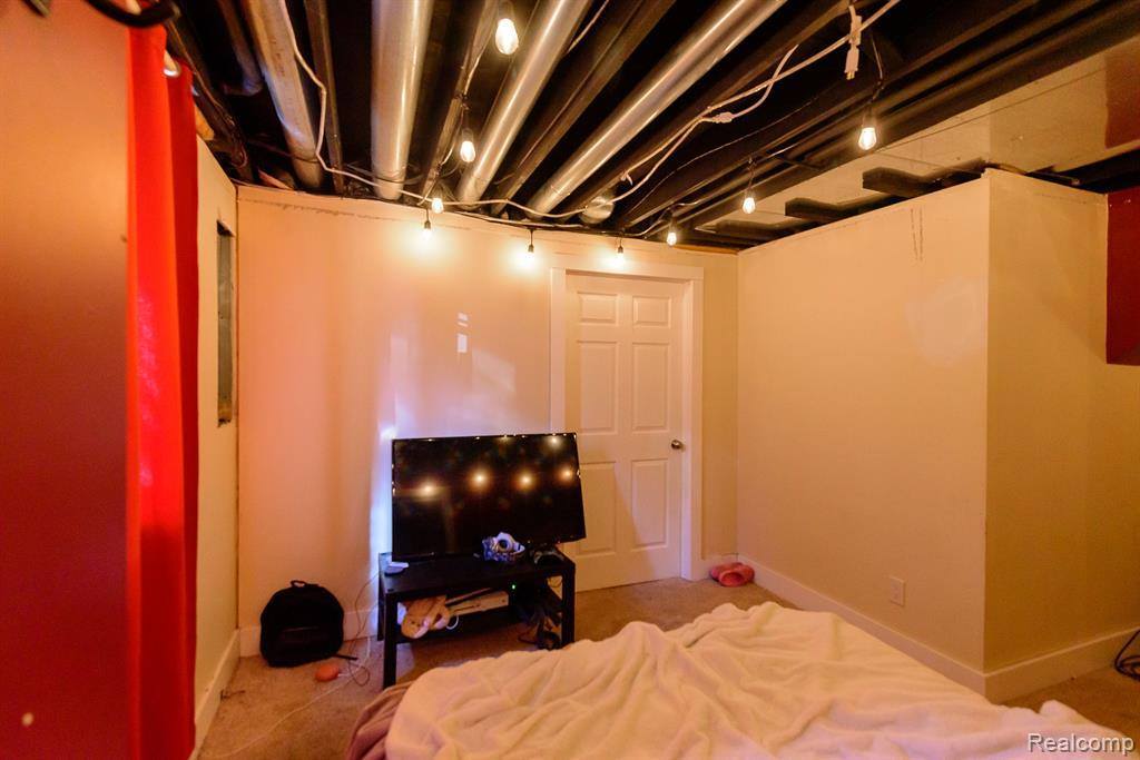 716 Bell Cove Court, Belleville, MI 48111