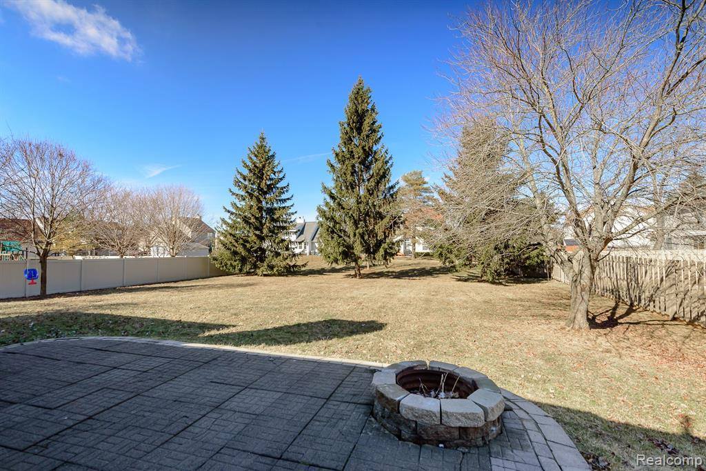 716 Bell Cove Court, Belleville, MI 48111