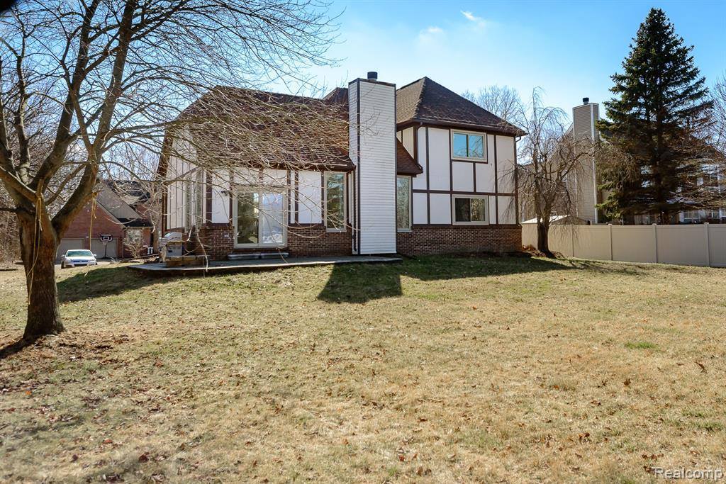 716 Bell Cove Court, Belleville, MI 48111