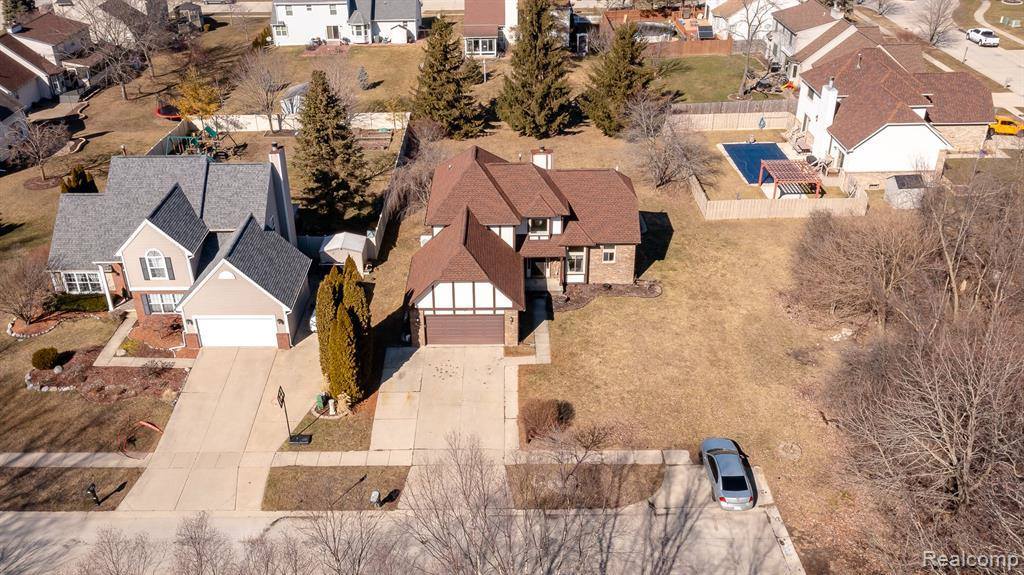 716 Bell Cove Court, Belleville, MI 48111