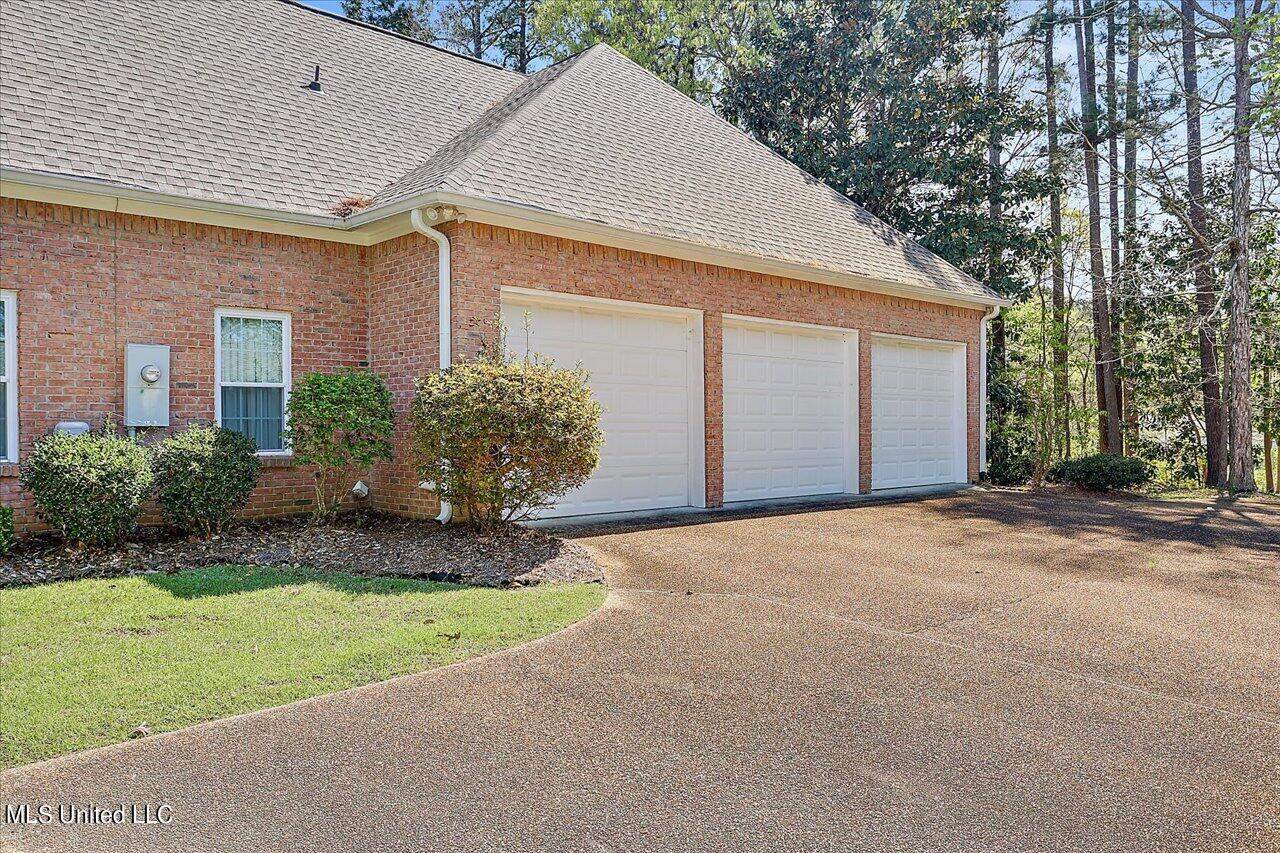 1007 Country Place Drive, Pearl, MS 39208