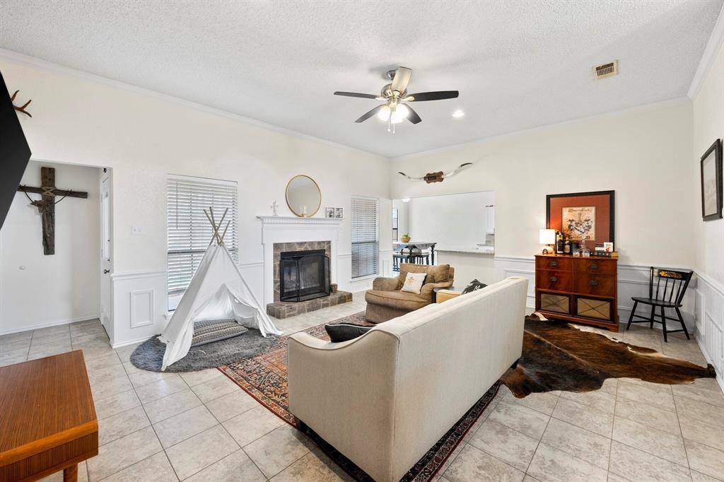 1049 Acorn Lane, Burleson, TX 76028