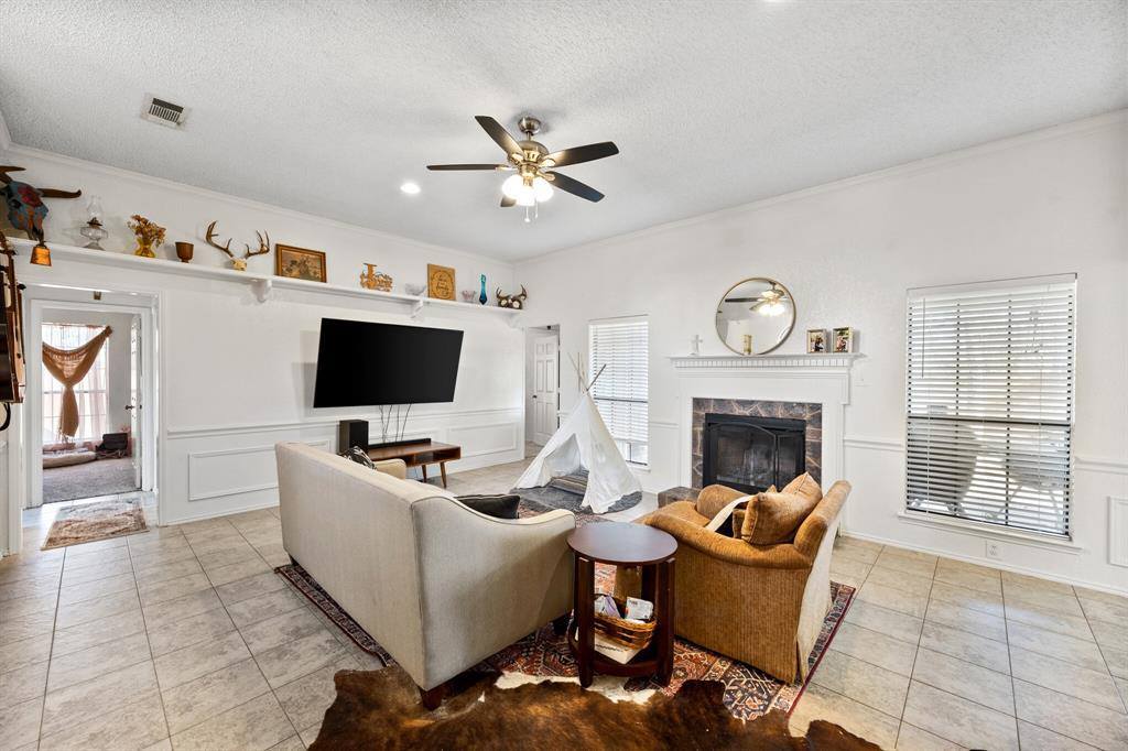 1049 Acorn Lane, Burleson, TX 76028