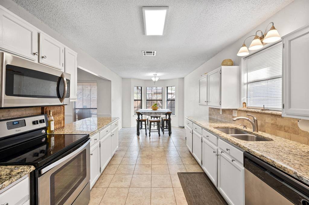 1049 Acorn Lane, Burleson, TX 76028