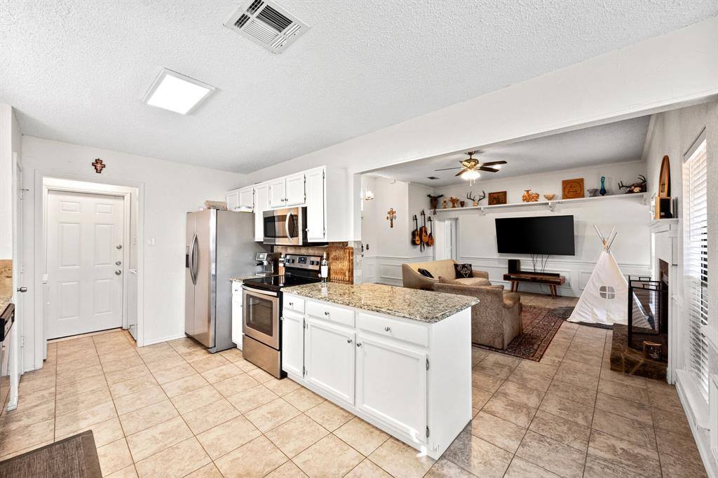 1049 Acorn Lane, Burleson, TX 76028