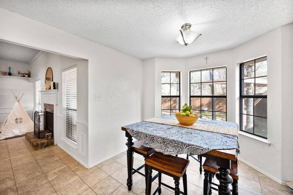 1049 Acorn Lane, Burleson, TX 76028