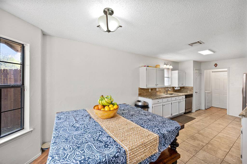 1049 Acorn Lane, Burleson, TX 76028