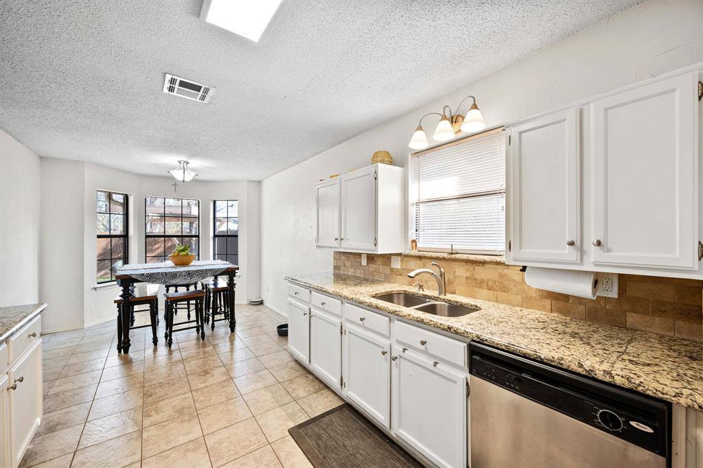 1049 Acorn Lane, Burleson, TX 76028