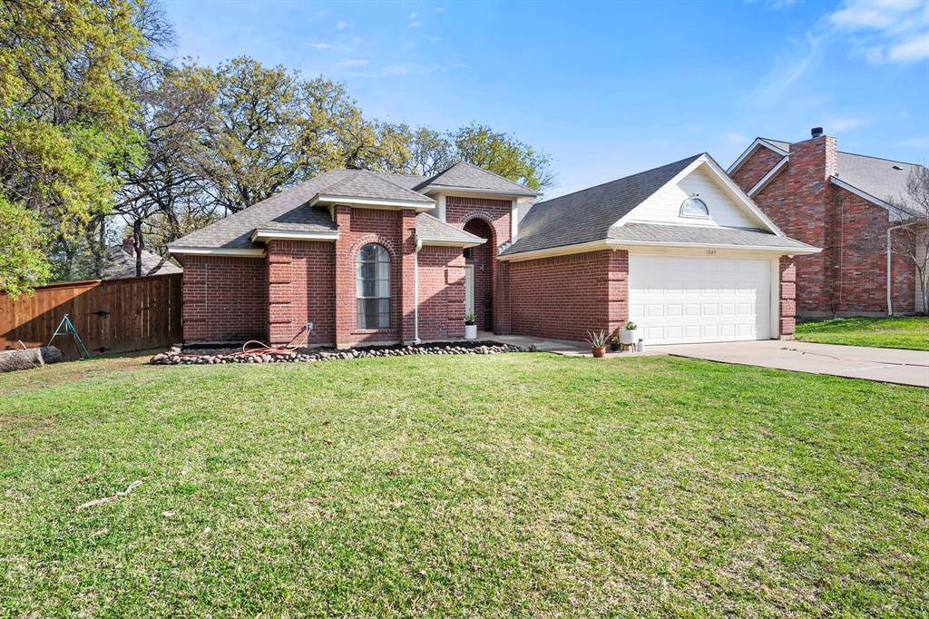 1049 Acorn Lane, Burleson, TX 76028