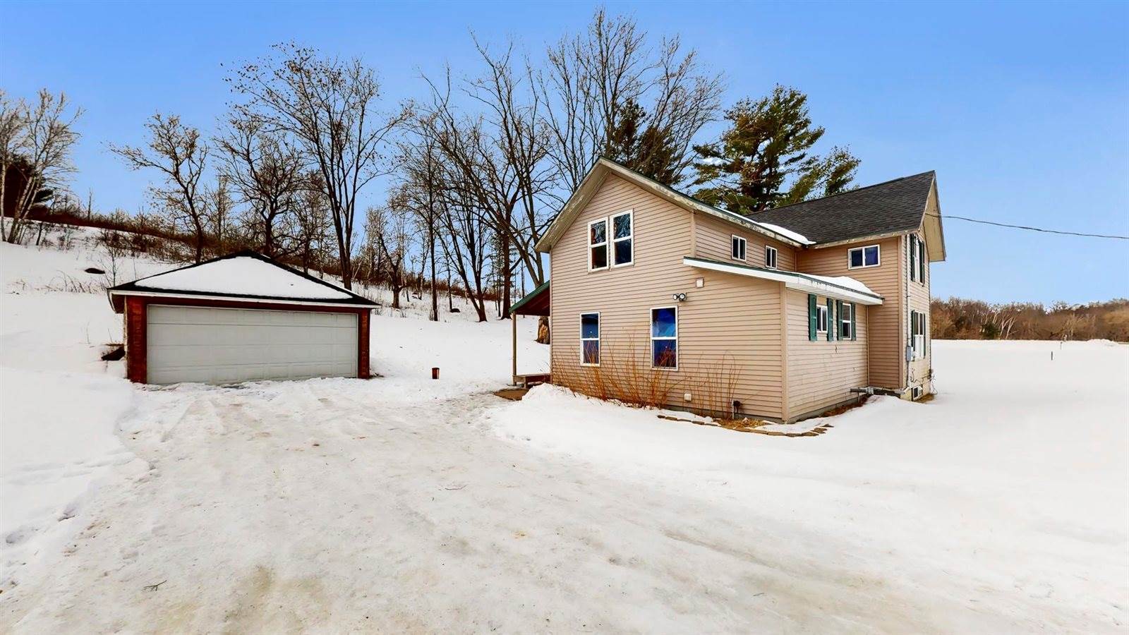 E2367 Cty Rd C, Iola, WI 54945
