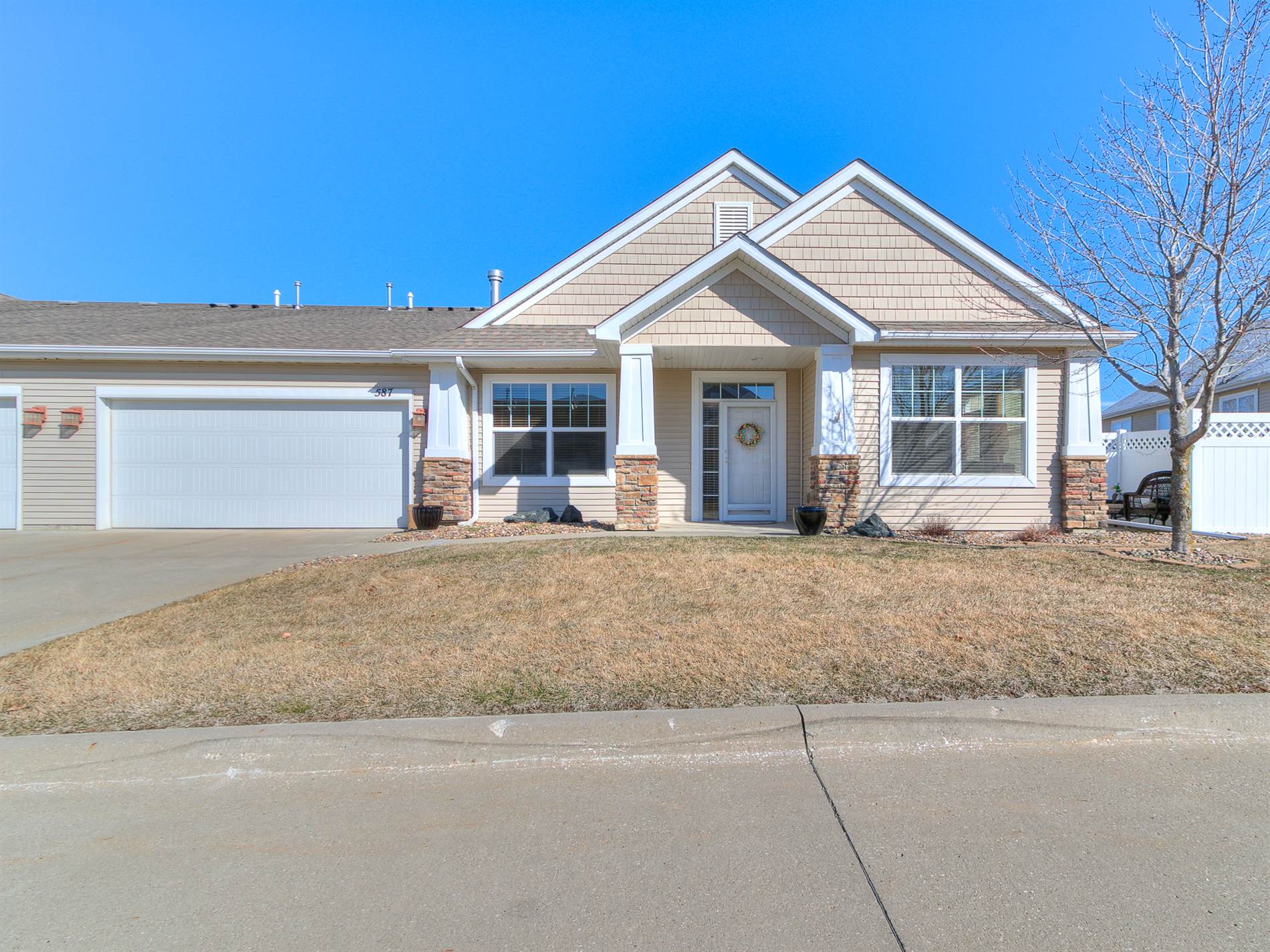 587 Sienna Ridge Dr, West Des Moines, IA 50266