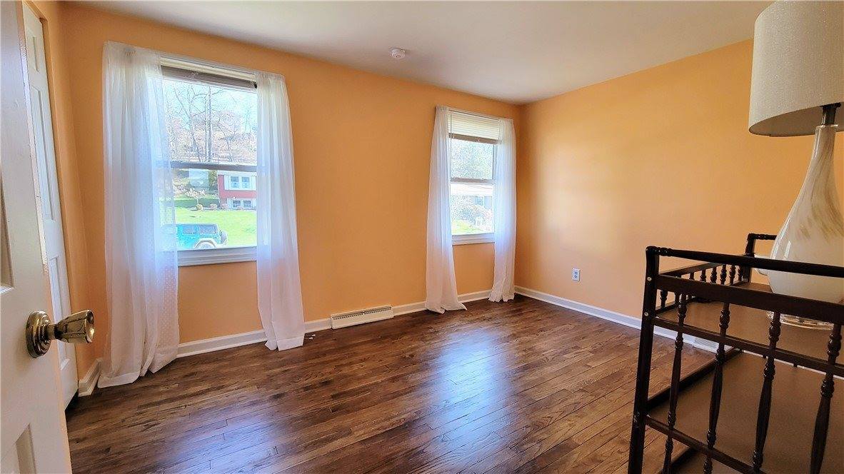 105 Summerhill Ln, Level Green, PA 15085