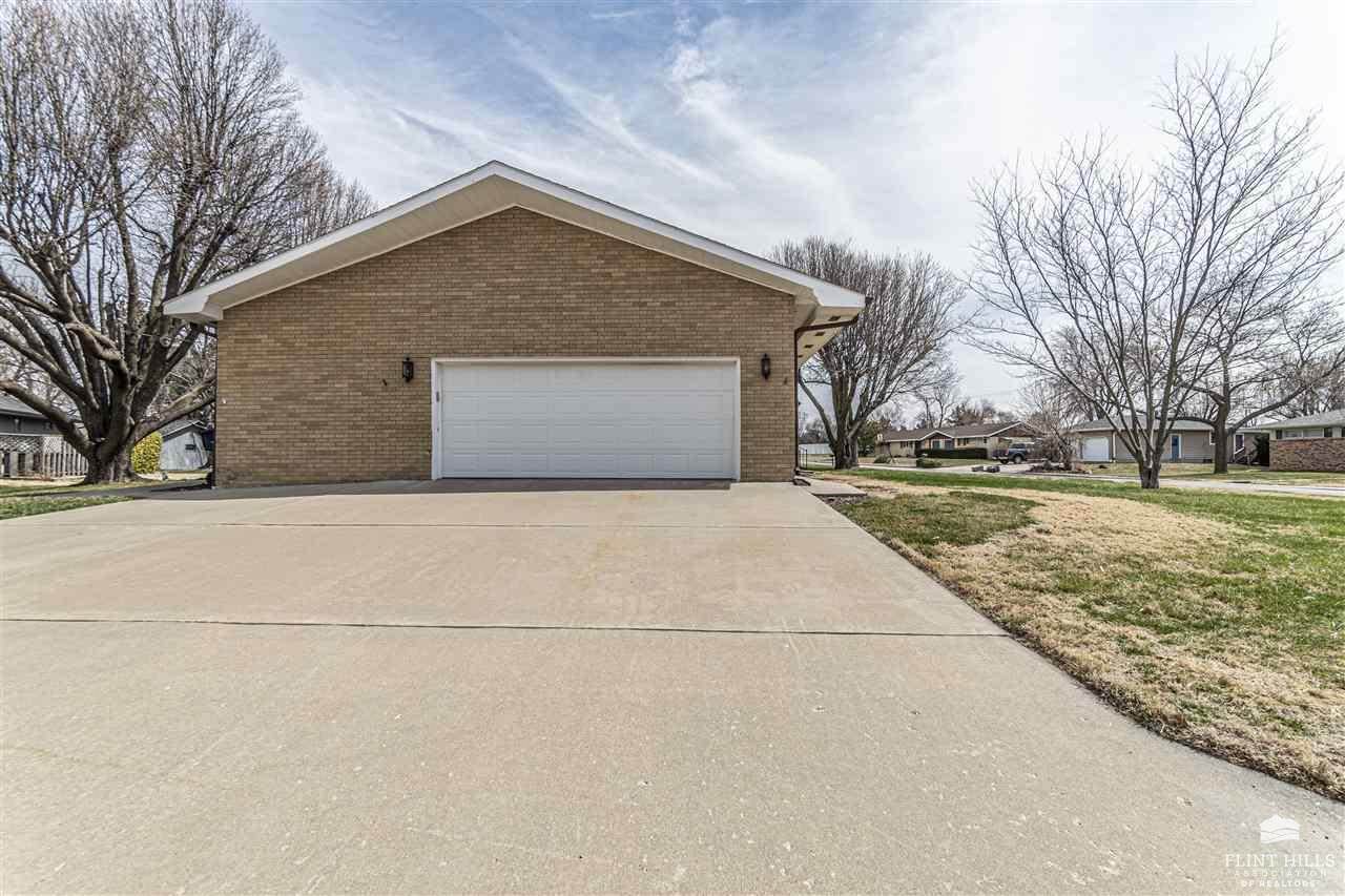 502 E Lewerenz, Herington, KS 67449