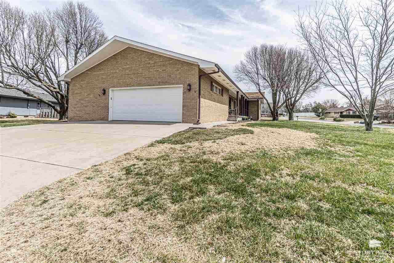 502 E Lewerenz, Herington, KS 67449