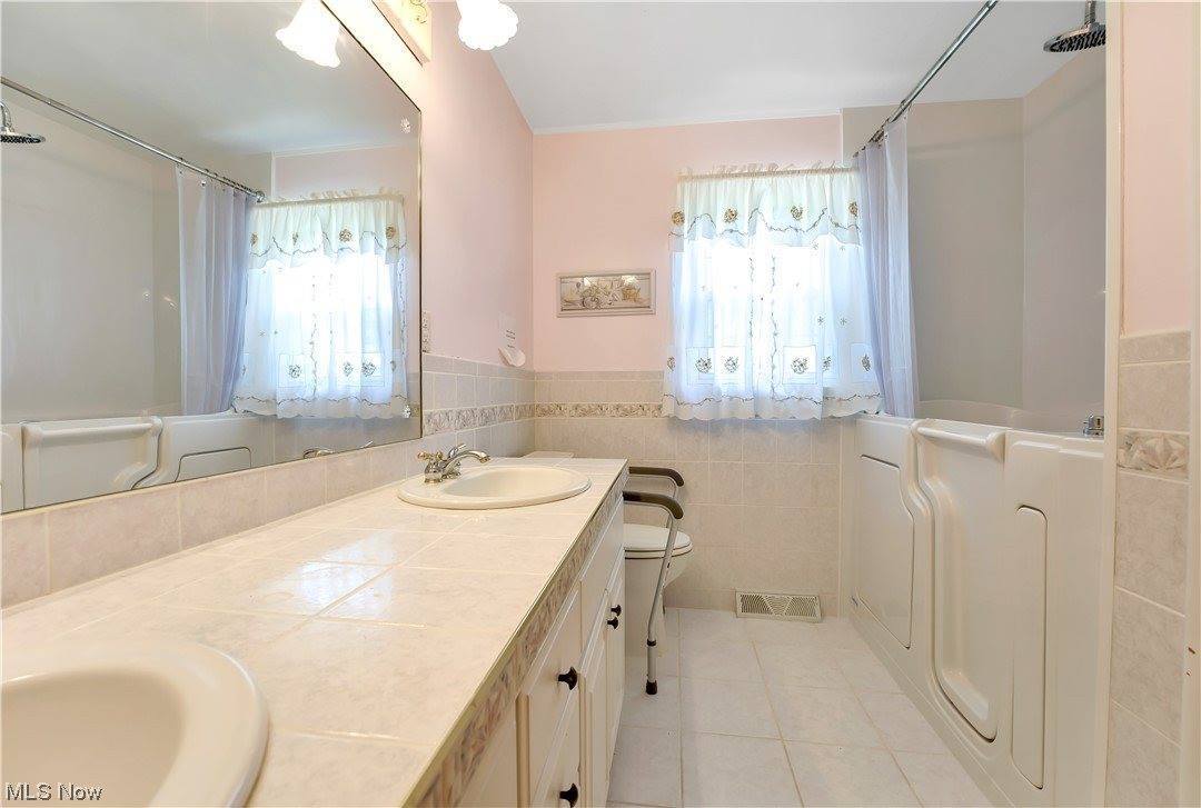 12760 Jamestown Avenue NW, Uniontown, OH 44685