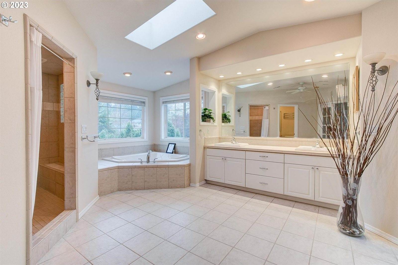 15603 NE Fremont St, Portland, OR 97230