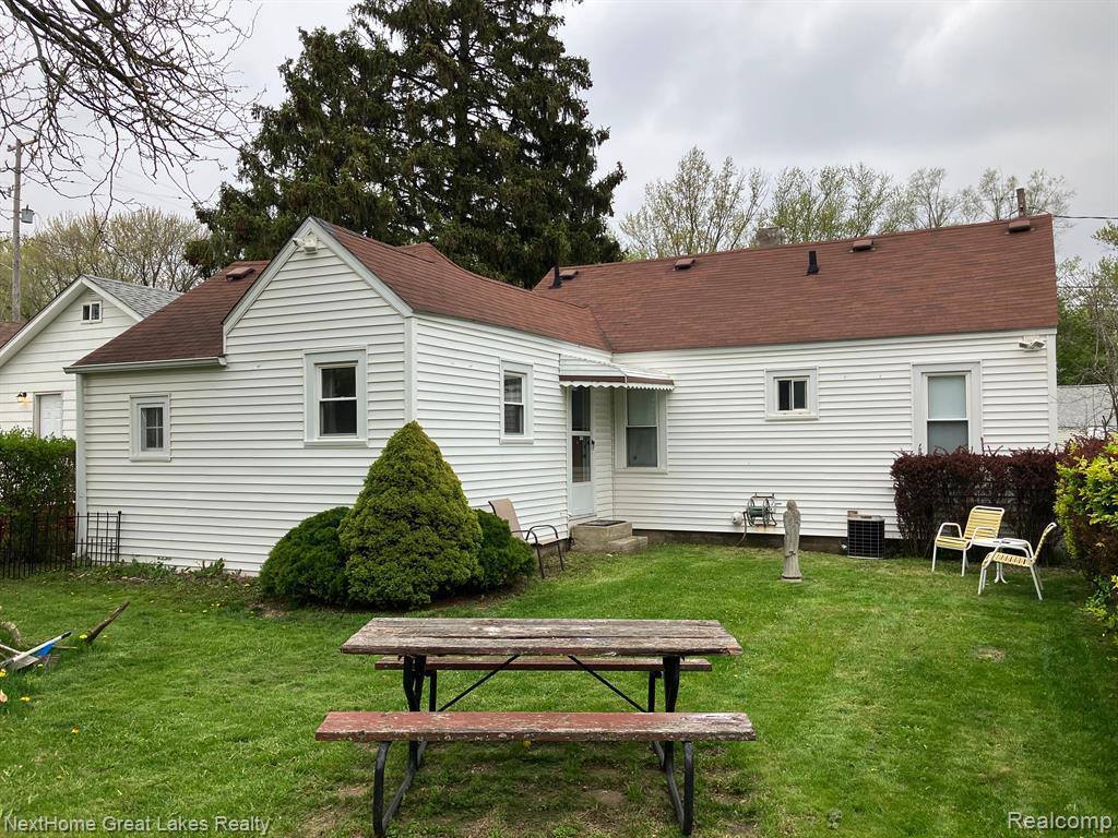 2186 East Whittemore Avenue, Burton, MI 48529