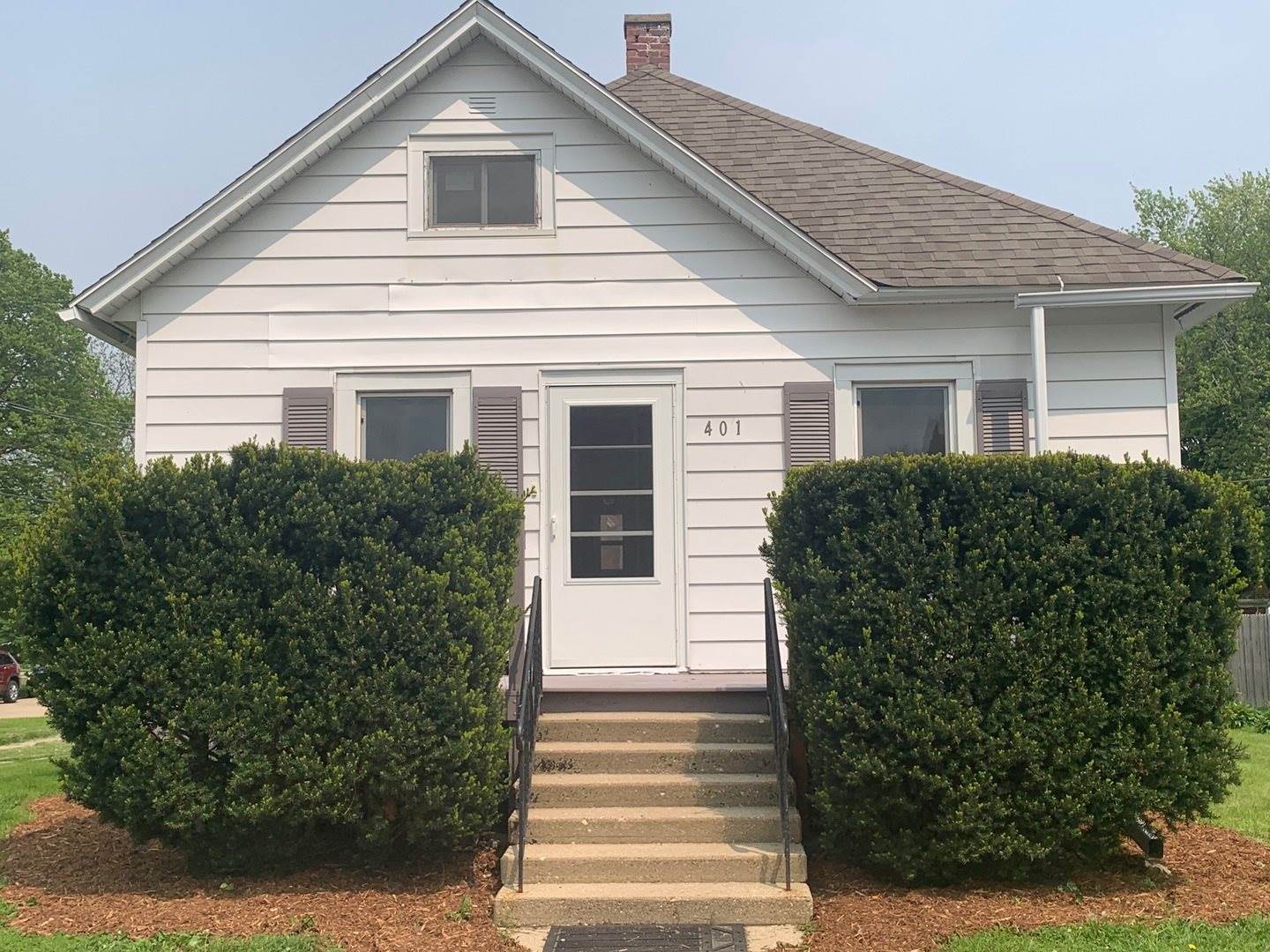 401 South 2nd Avenue, Forreston, IL 61030