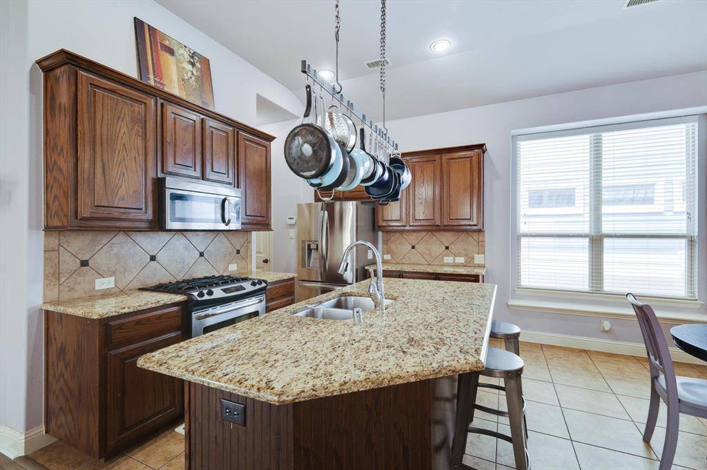 1124 Spanish Moss Drive, Savannah, TX 76227