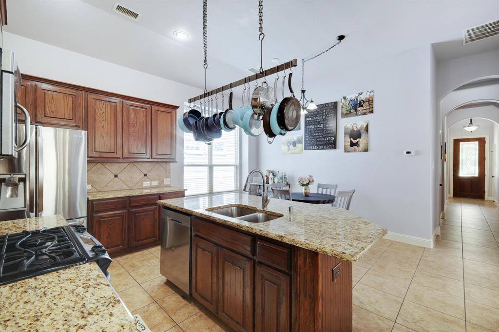 1124 Spanish Moss Drive, Savannah, TX 76227