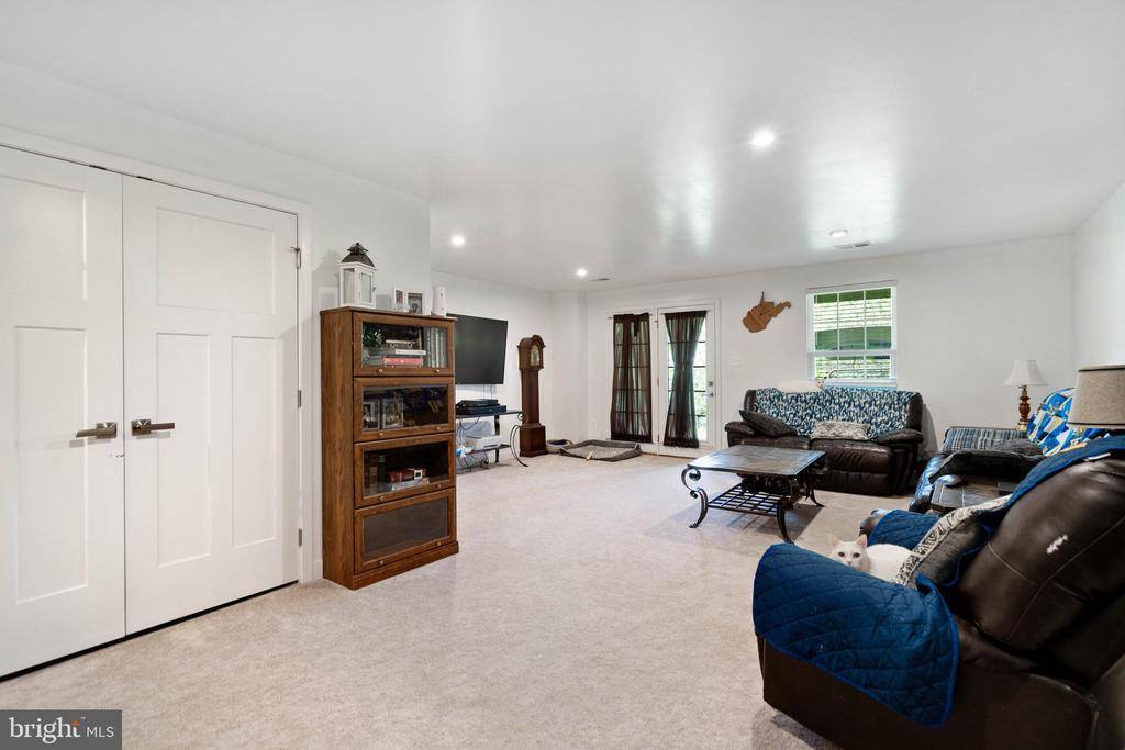 199 Ontario Drive, Falling Waters, WV 25419