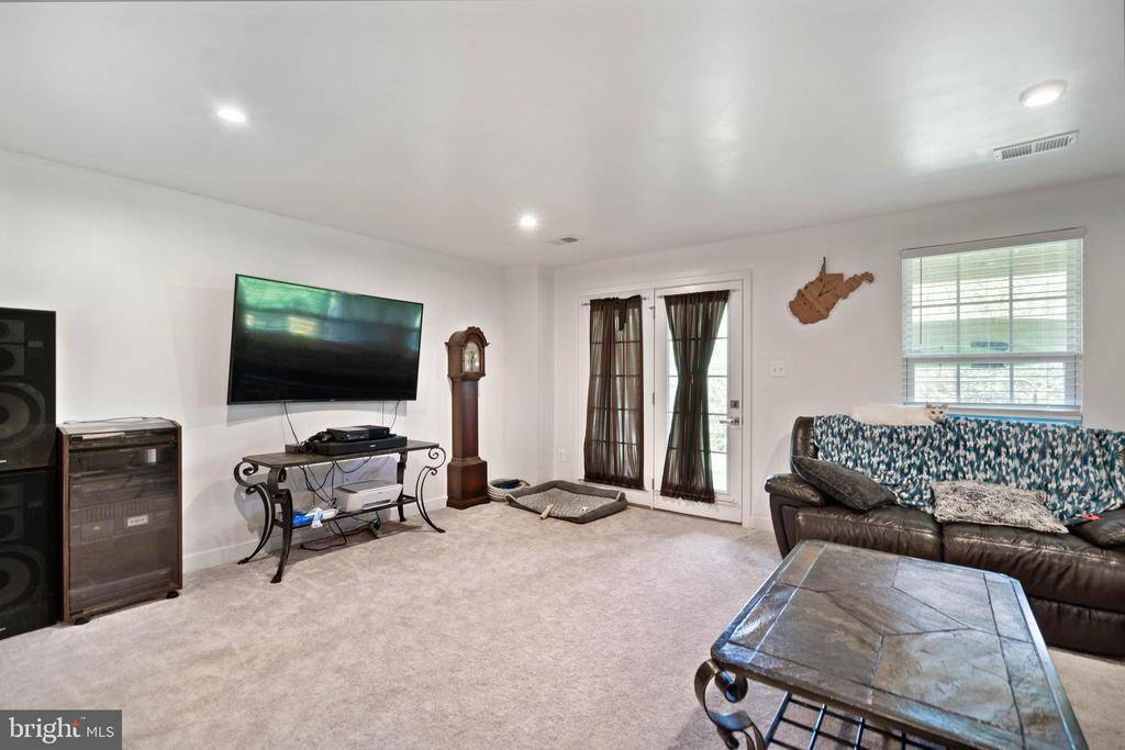 199 Ontario Drive, Falling Waters, WV 25419