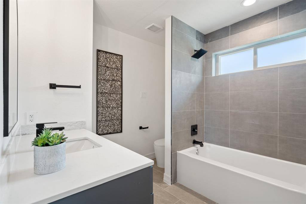 429 Rolling Oaks Ridge, Cedar Hill, TX 75104