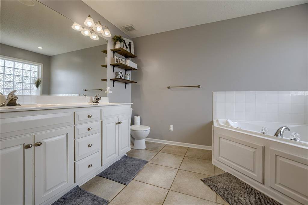 908 Colonial Drive, Pleasant Hill, MO 64080