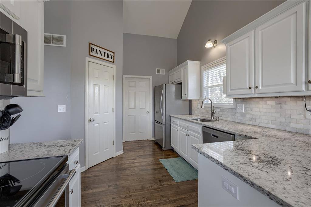 908 Colonial Drive, Pleasant Hill, MO 64080