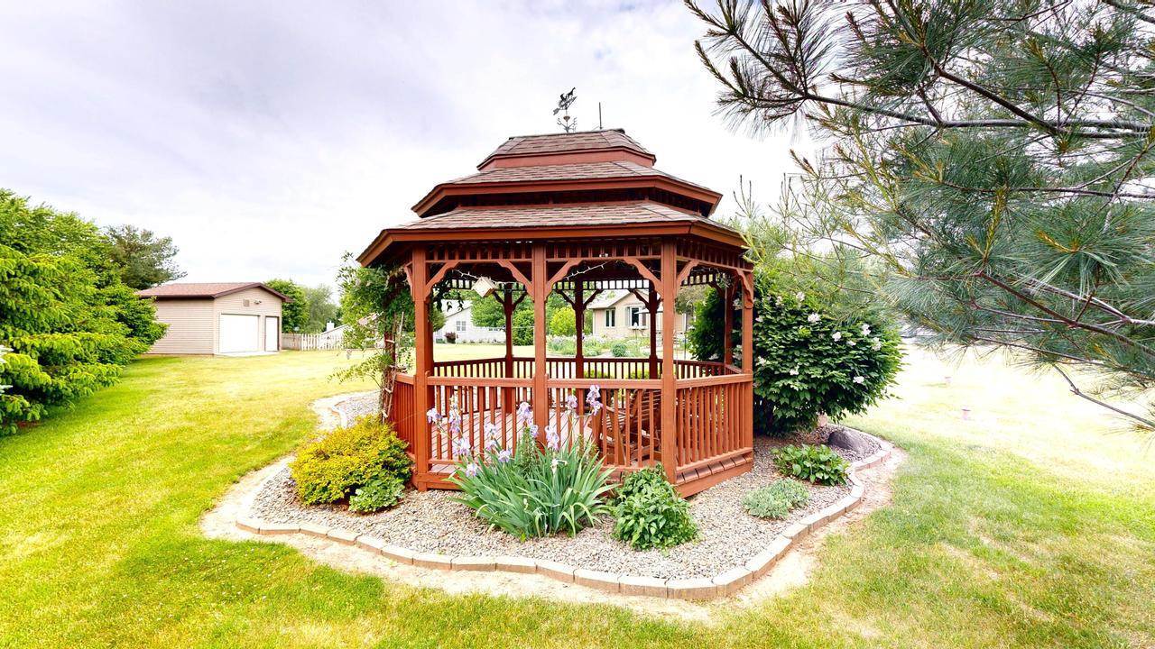 W6143 N Thornapple Ct, Fort Atkinson, WI 53538