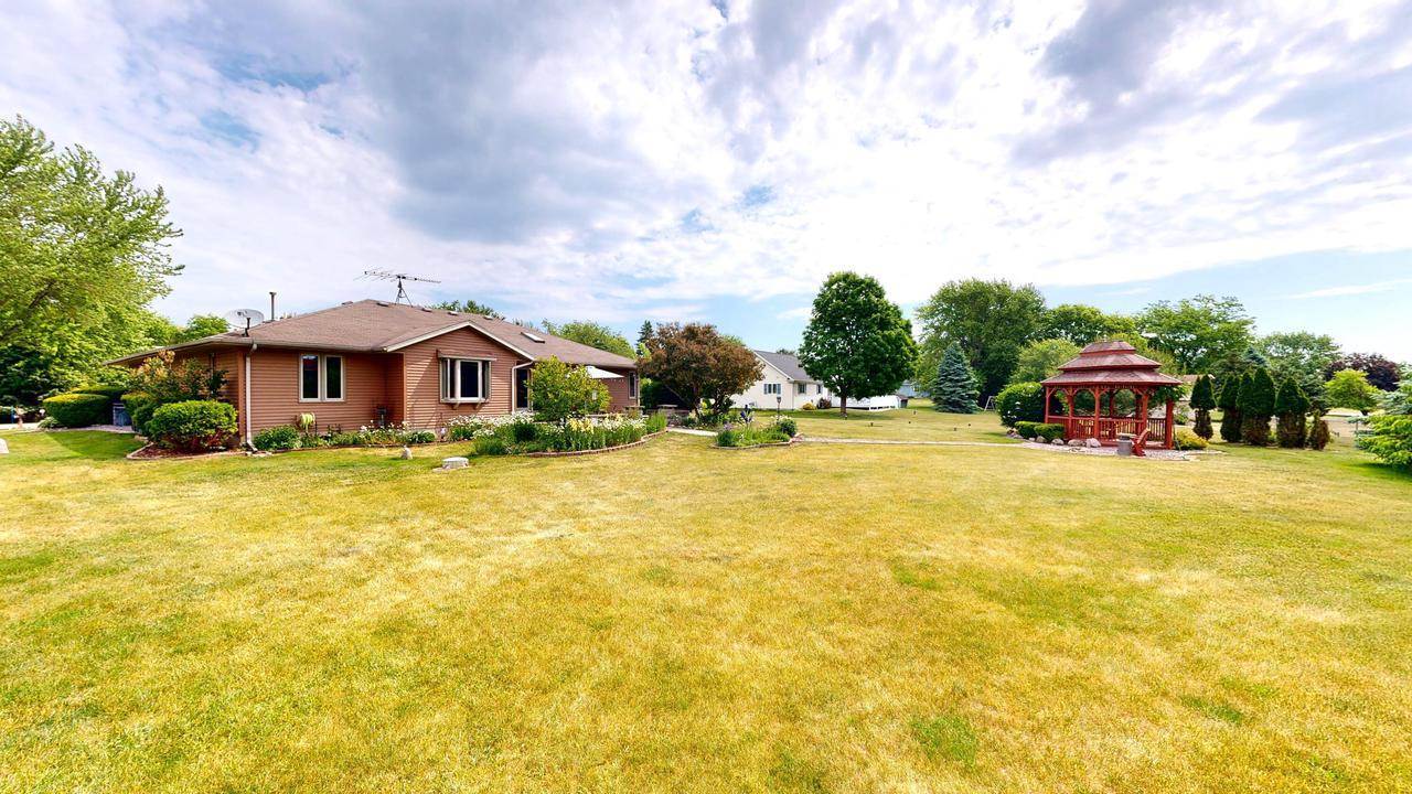 W6143 N Thornapple Ct, Fort Atkinson, WI 53538