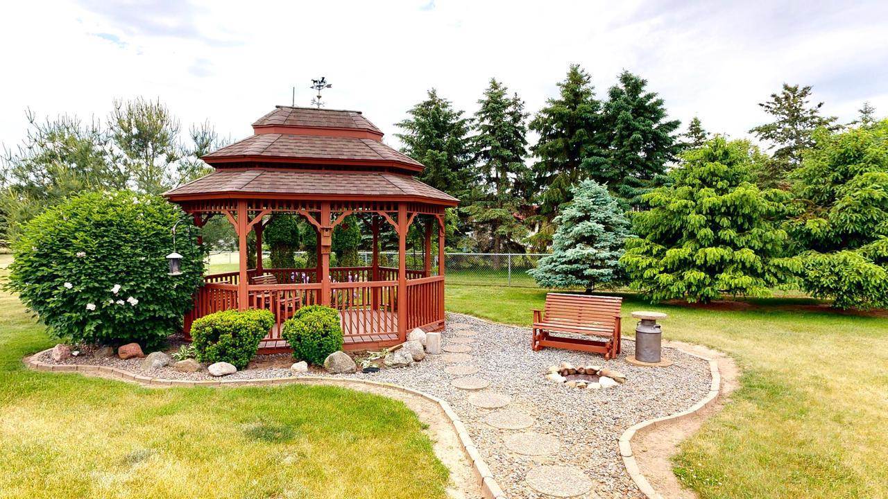 W6143 N Thornapple Ct, Fort Atkinson, WI 53538