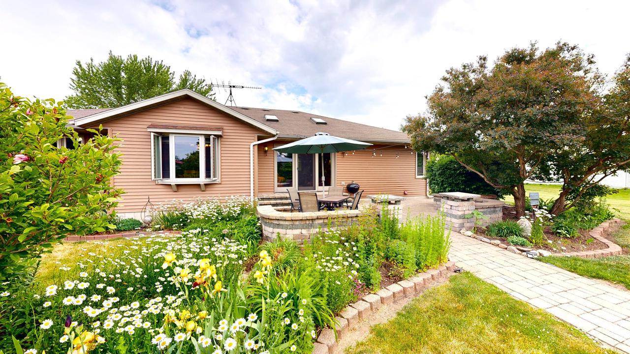 W6143 N Thornapple Ct, Fort Atkinson, WI 53538