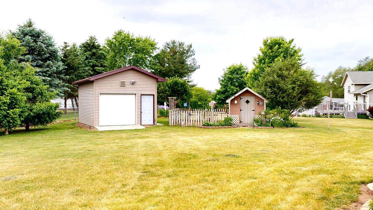 W6143 N Thornapple Ct, Fort Atkinson, WI 53538