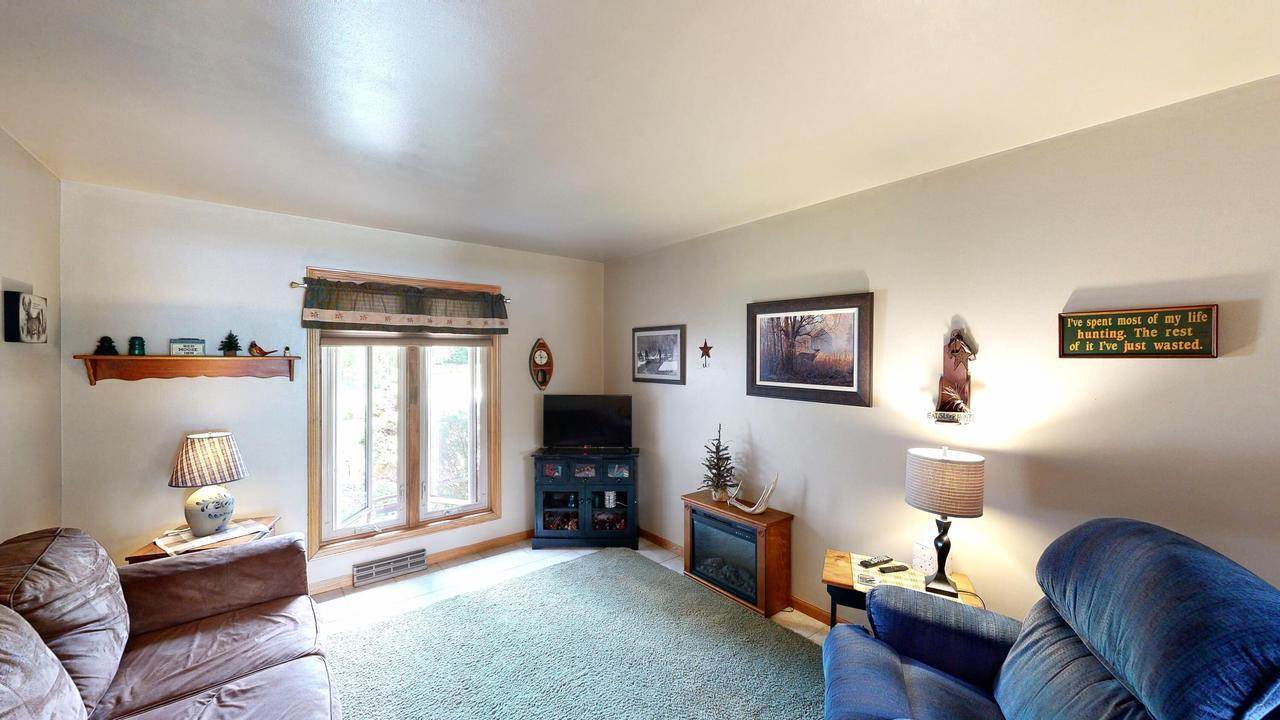 W6143 N Thornapple Ct, Fort Atkinson, WI 53538