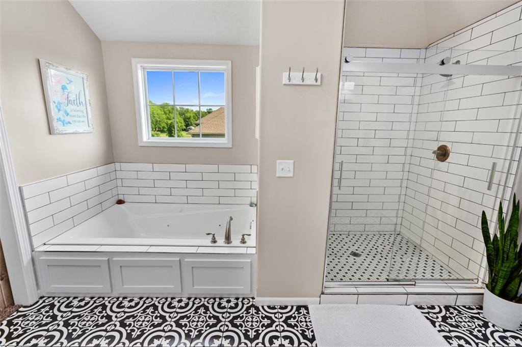 704 Buckeye Lane, Pleasant Hill, MO 64080